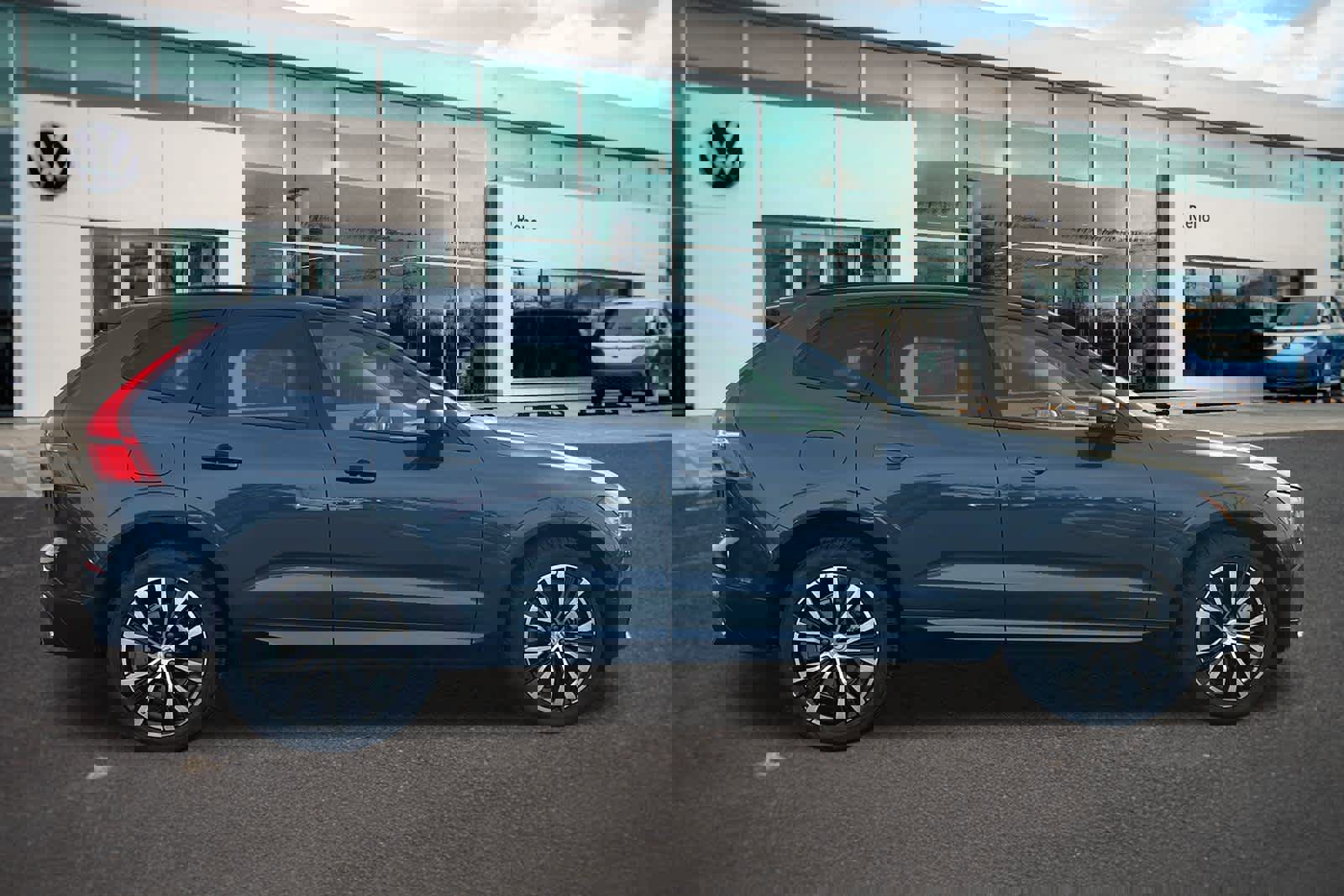 Used 2023 Volvo XC60 B6 Ultimate w/ Climate Package image 4