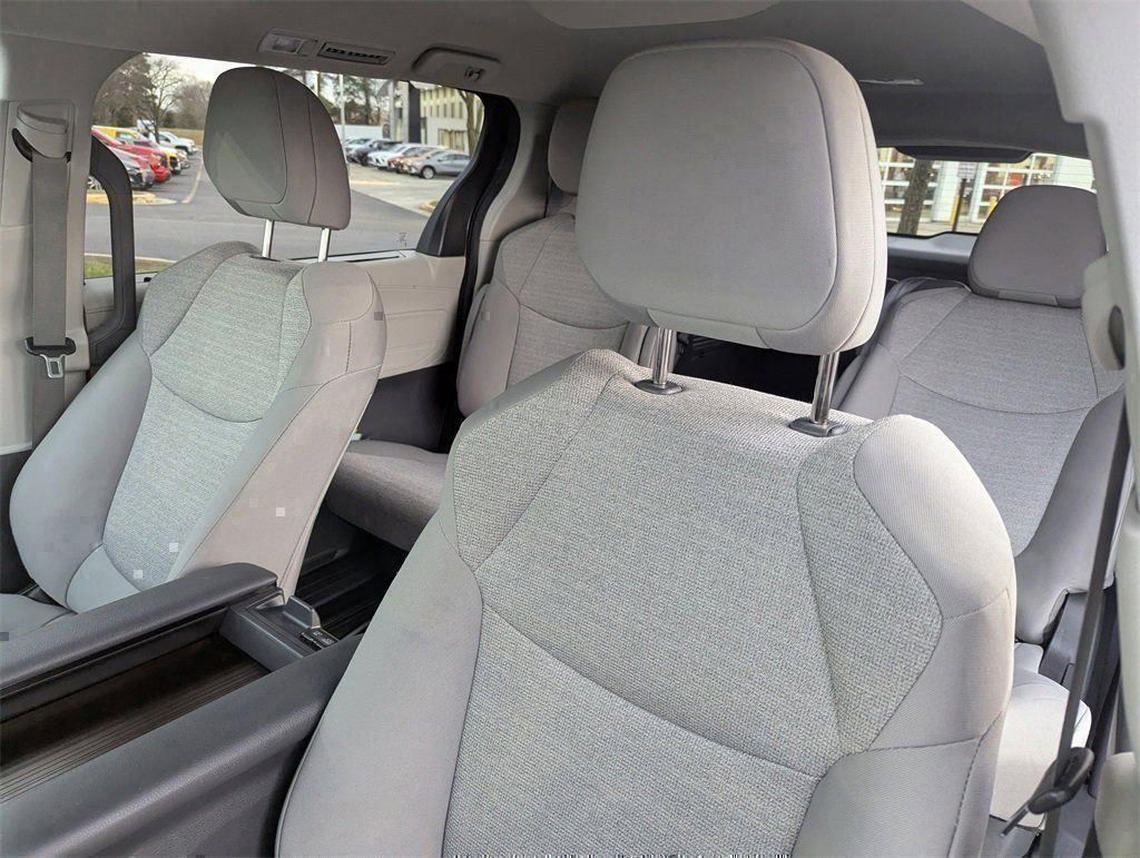 Used 2024 Toyota Sienna LE image 14