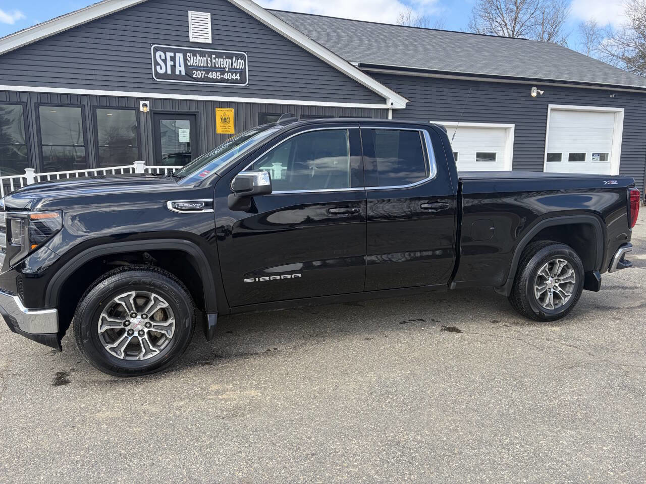 Used 2023 GMC Sierra 1500 SLE w/ X31 Off-Road Package image 3