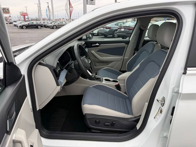 Used 2025 Volkswagen Jetta SE image 13
