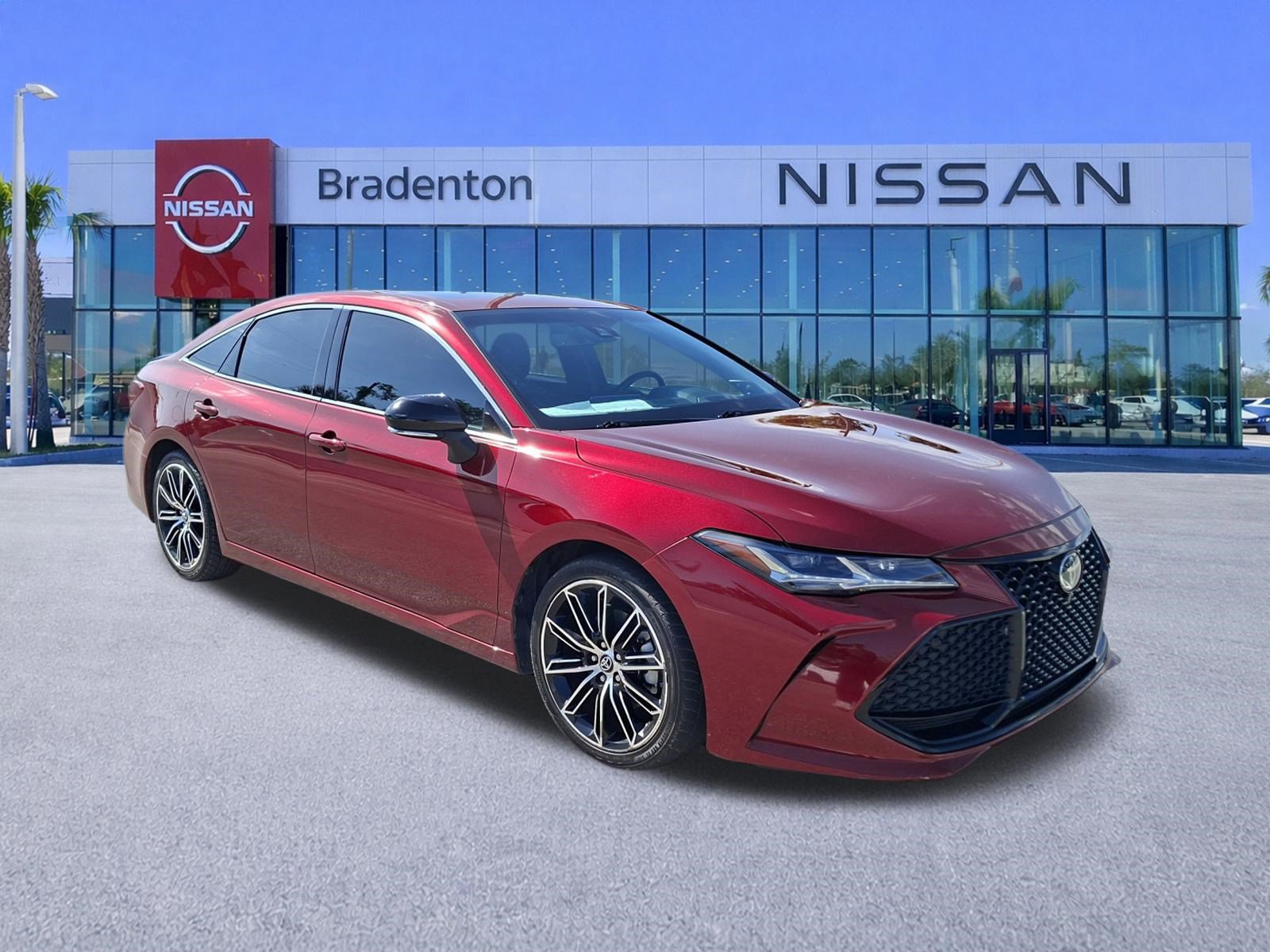 Used 2019 Toyota Avalon Touring FWD image 3