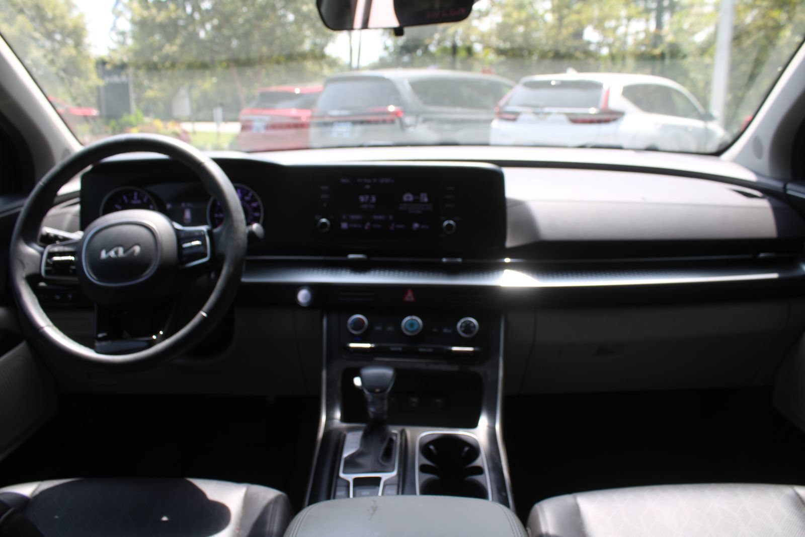 Used 2024 Kia Carnival LX FWD image 29