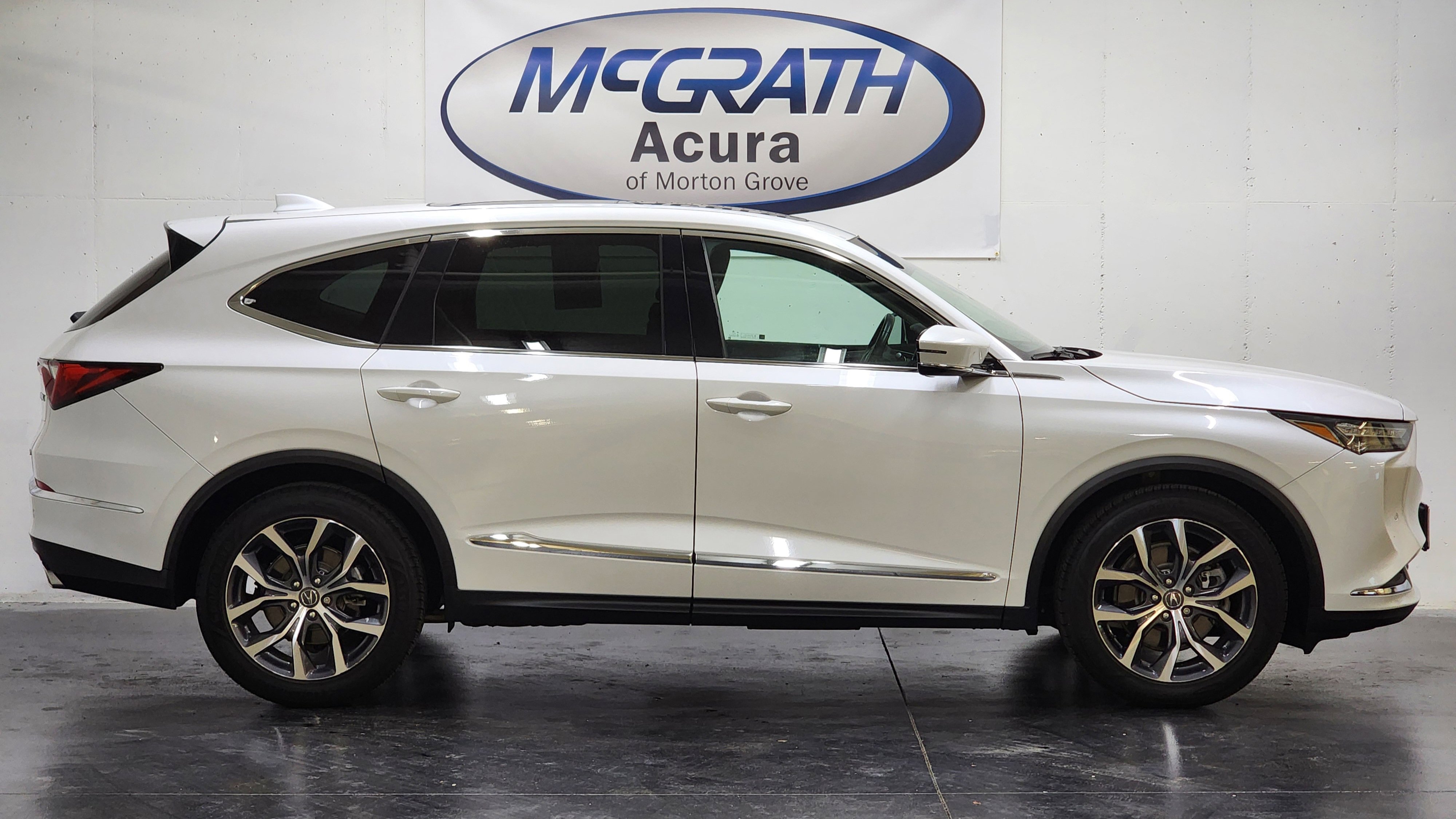 Used 2023 Acura MDX SH-AWD w/ Technology Package image 3