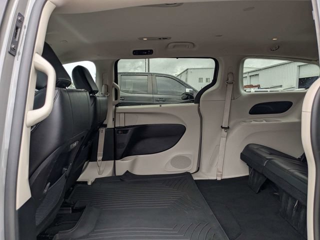 Used 2023 Chrysler Pacifica Touring-L FWD image 15