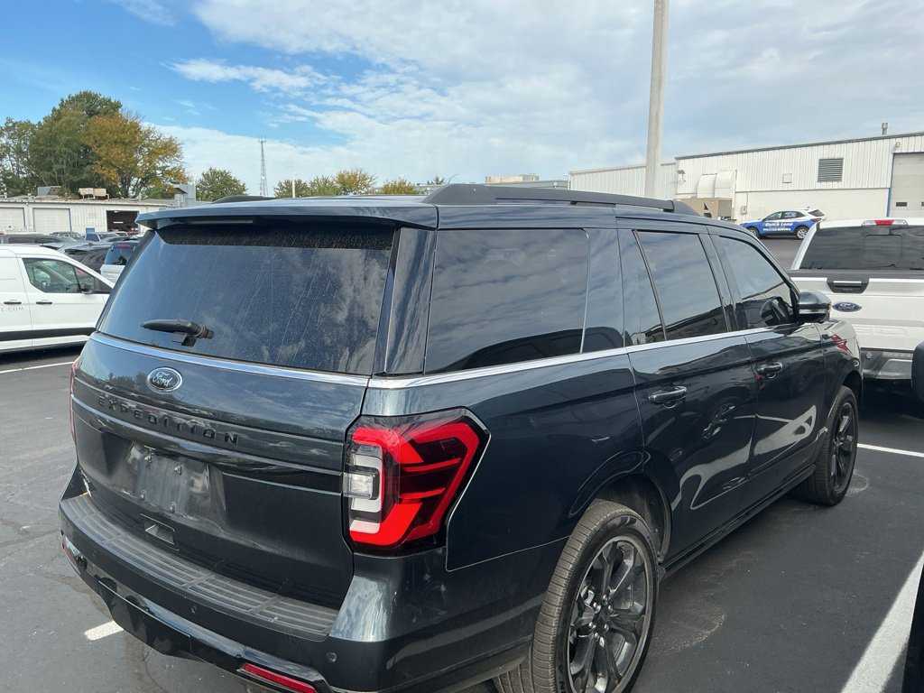 Used 2022 Ford Expedition Limited AWD/4WD image 3
