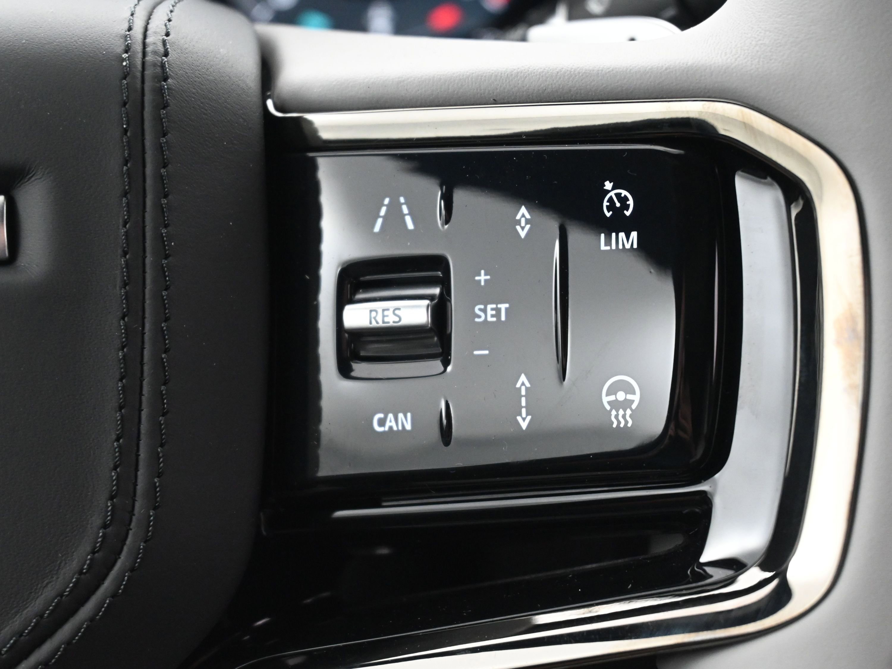 New 2026 Land Rover Range Rover Velar Dynamic SE image 19