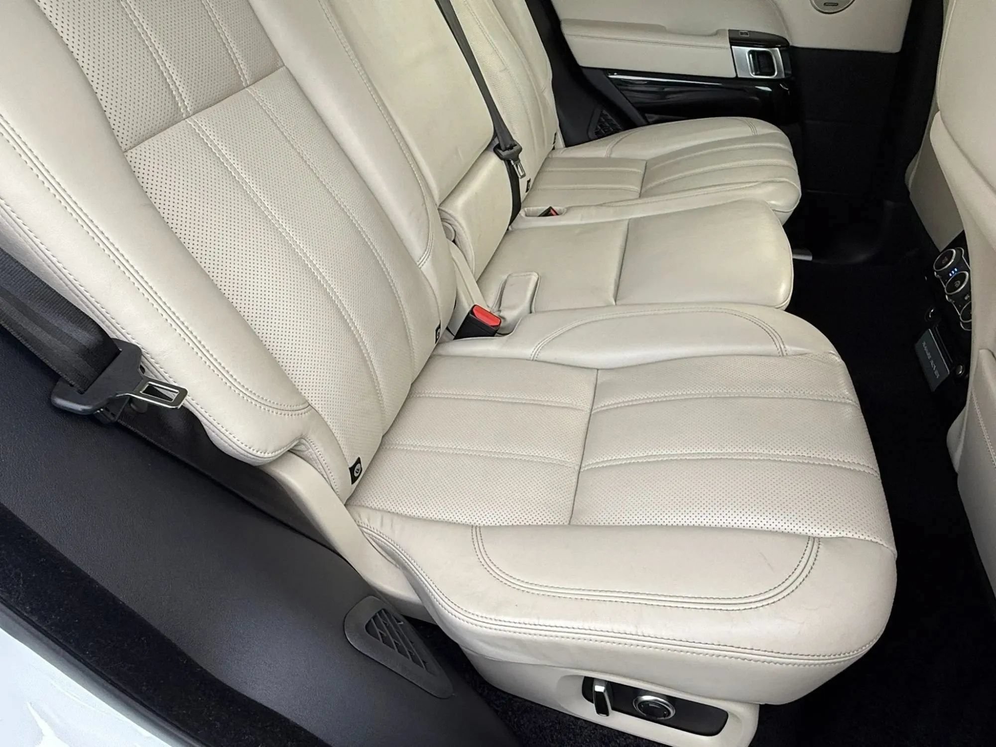 Used 2017 Land Rover Range Rover Supercharged AWD/4WD image 32