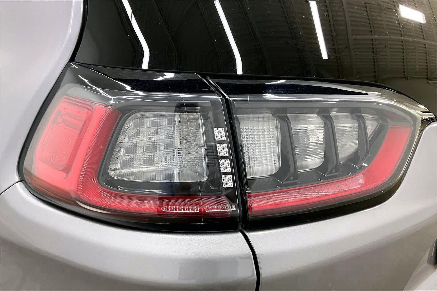 Used 2019 Jeep Cherokee Latitude w/ Cold Weather Group AWD/4WD image 28