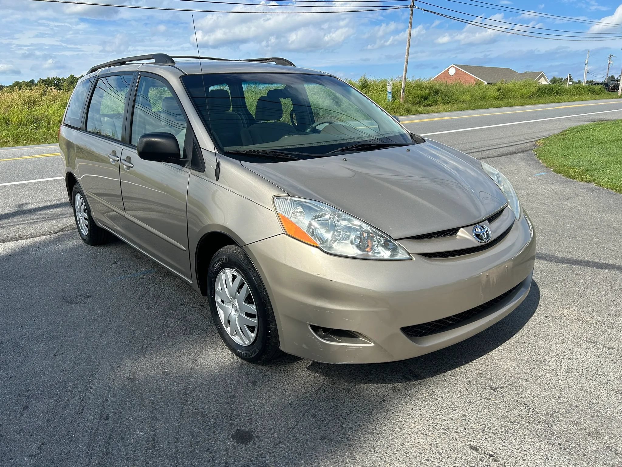 Used 2009 Toyota Sienna CE FWD image 2