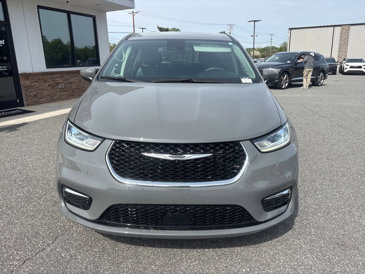 Used 2023 Chrysler Pacifica Touring-L image 9