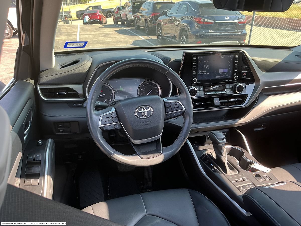 Used 2022 Toyota Highlander XLE AWD/4WD image 12