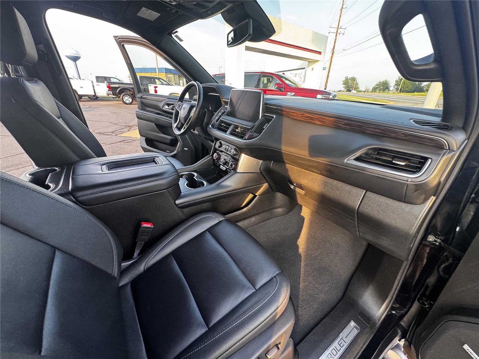 Used 2024 Chevrolet Suburban Z71 w/ Luxury Package AWD/4WD image 13