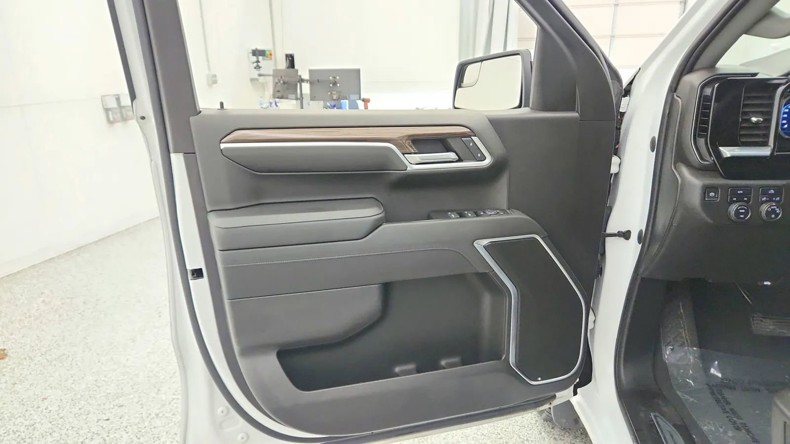 Used 2022 Chevrolet Silverado 1500 LT image 33