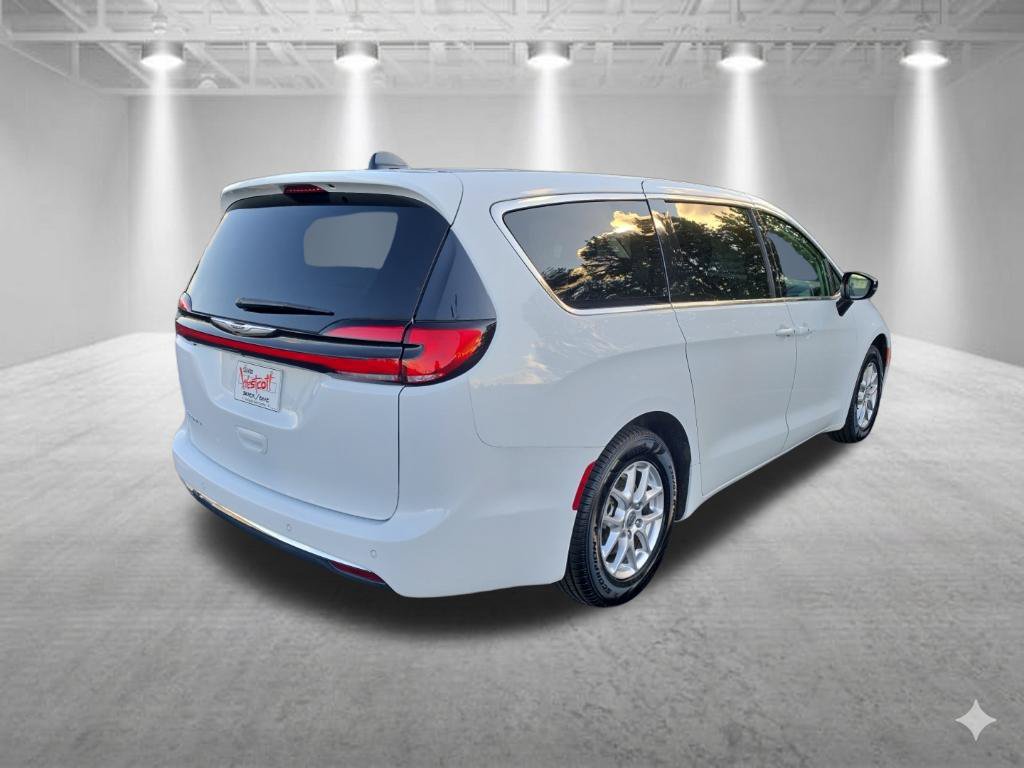 Used 2024 Chrysler Pacifica Touring-L FWD image 3