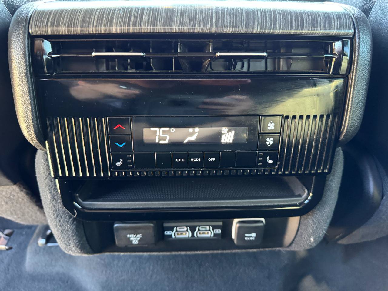 Used 2024 Jeep Wagoneer L Series II w/ Flexible Seating Group RWD image 28