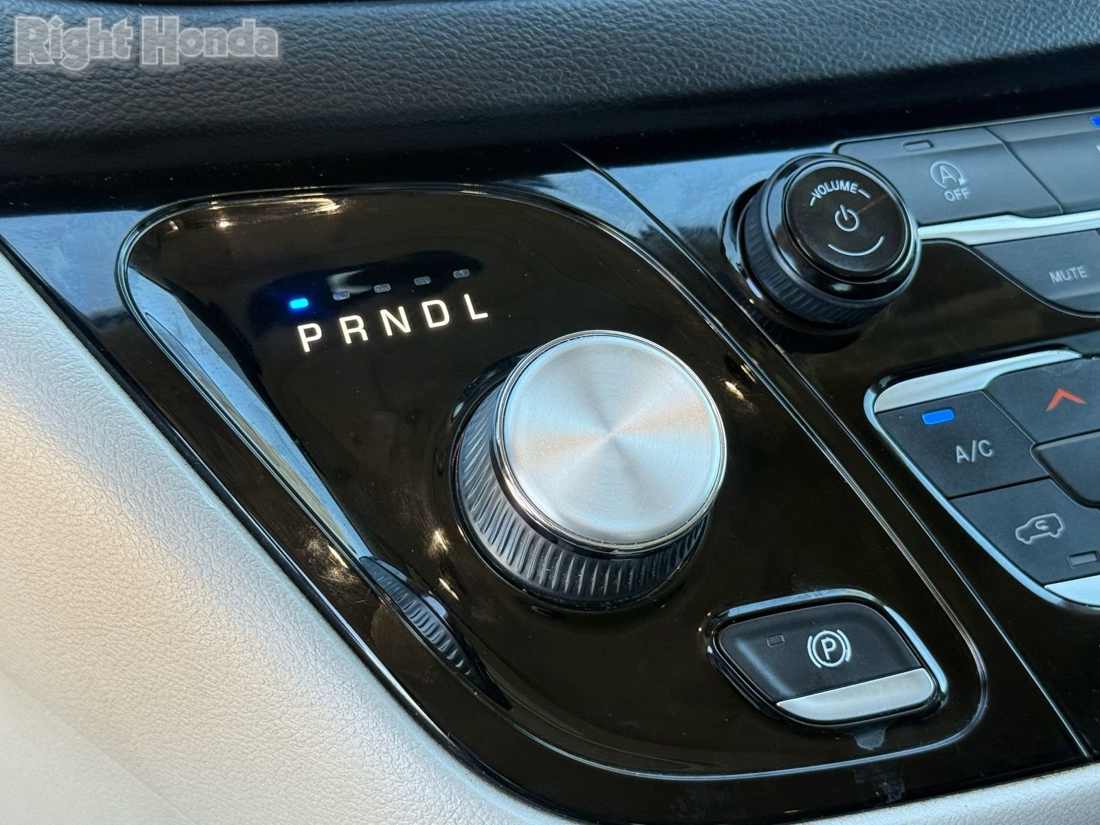 Used 2022 Chrysler Pacifica Touring-L image 25