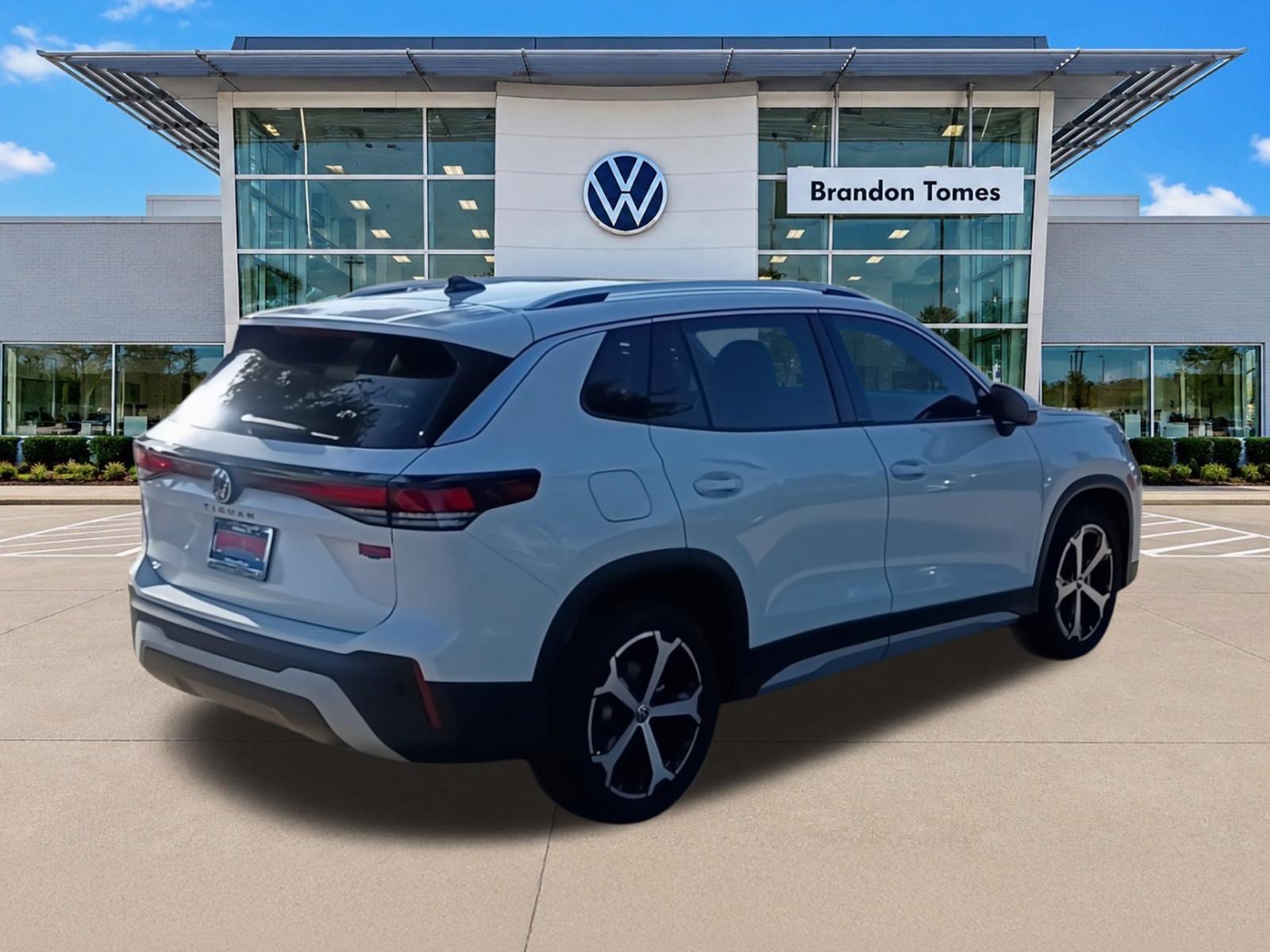 New 2026 Volkswagen Tiguan SE FWD image 9