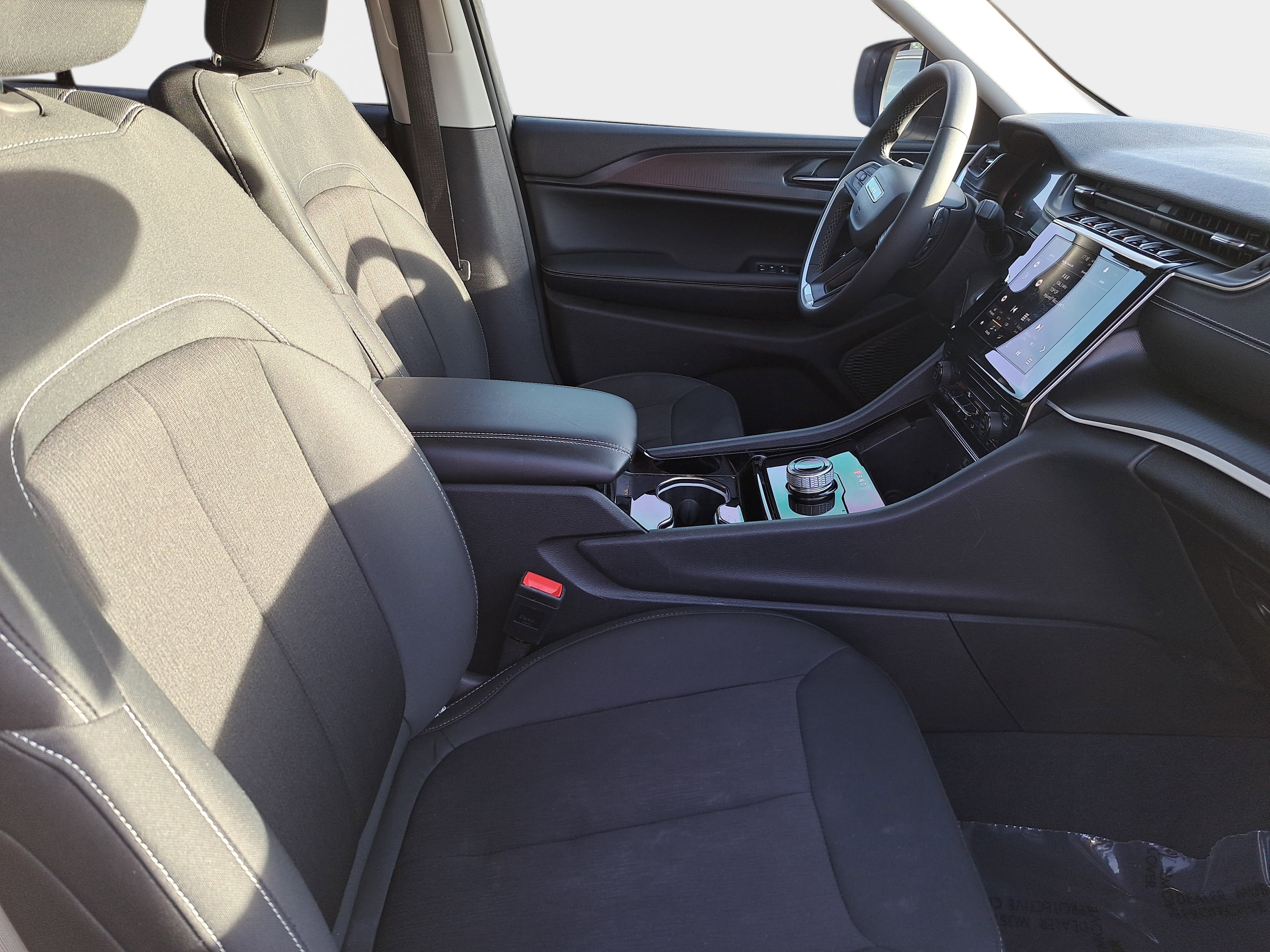 Used 2023 Jeep Grand Cherokee Laredo image 10
