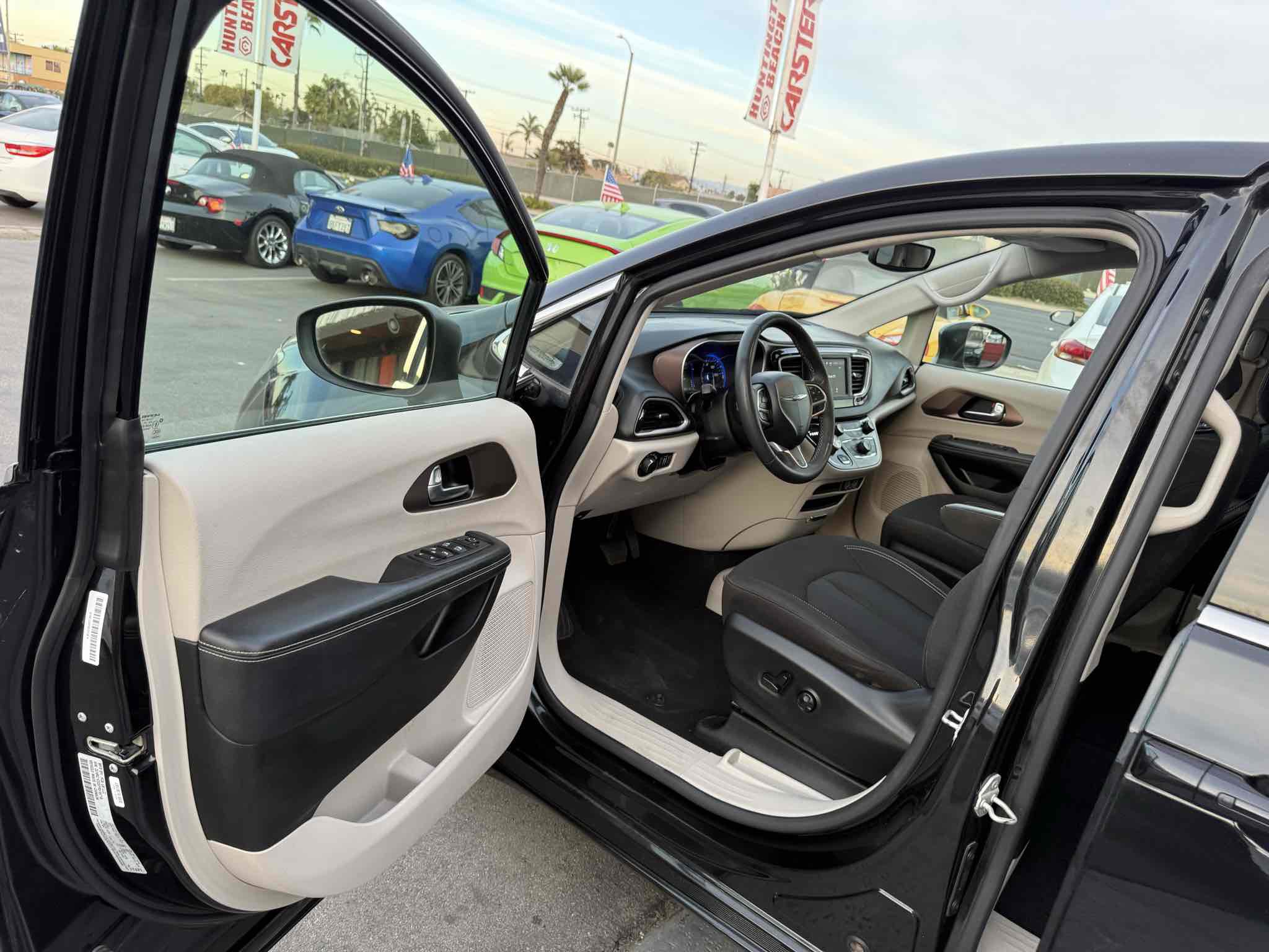 Used 2023 Chrysler Voyager LX image 44