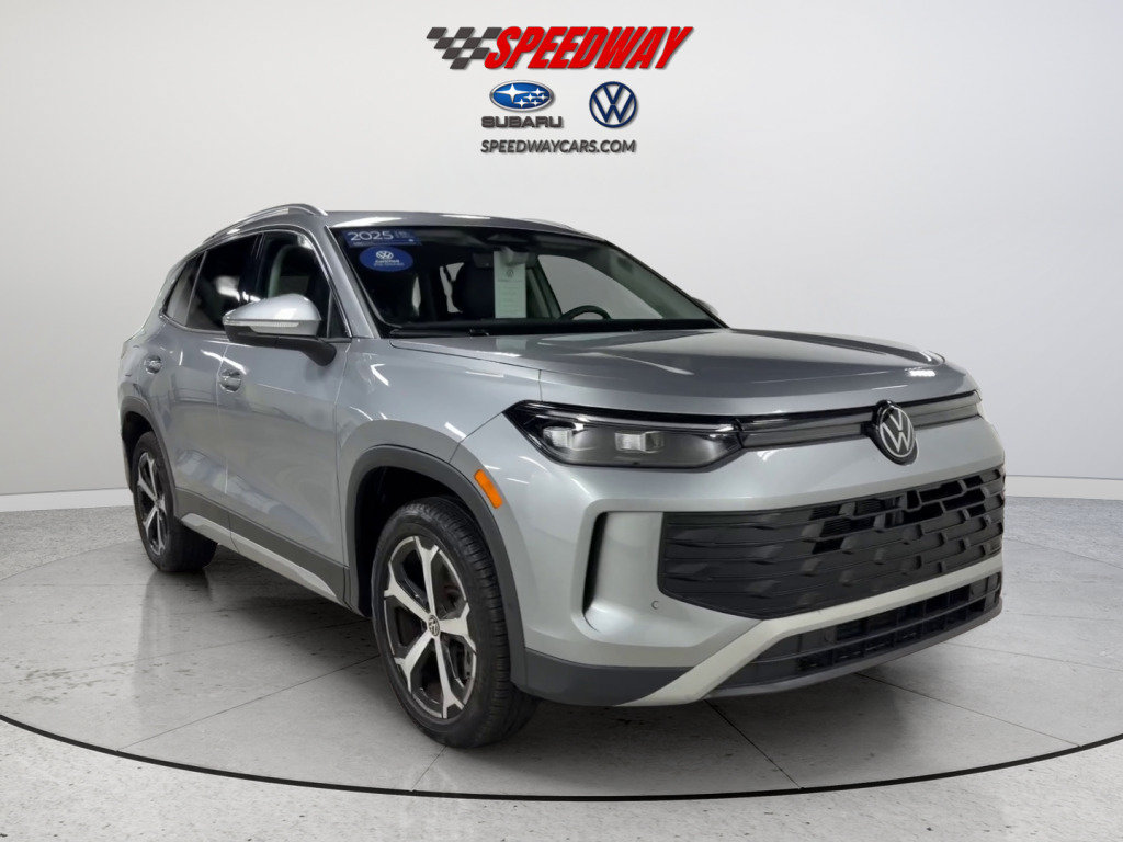 Certified 2025 Volkswagen Tiguan SE AWD/4WD image 2