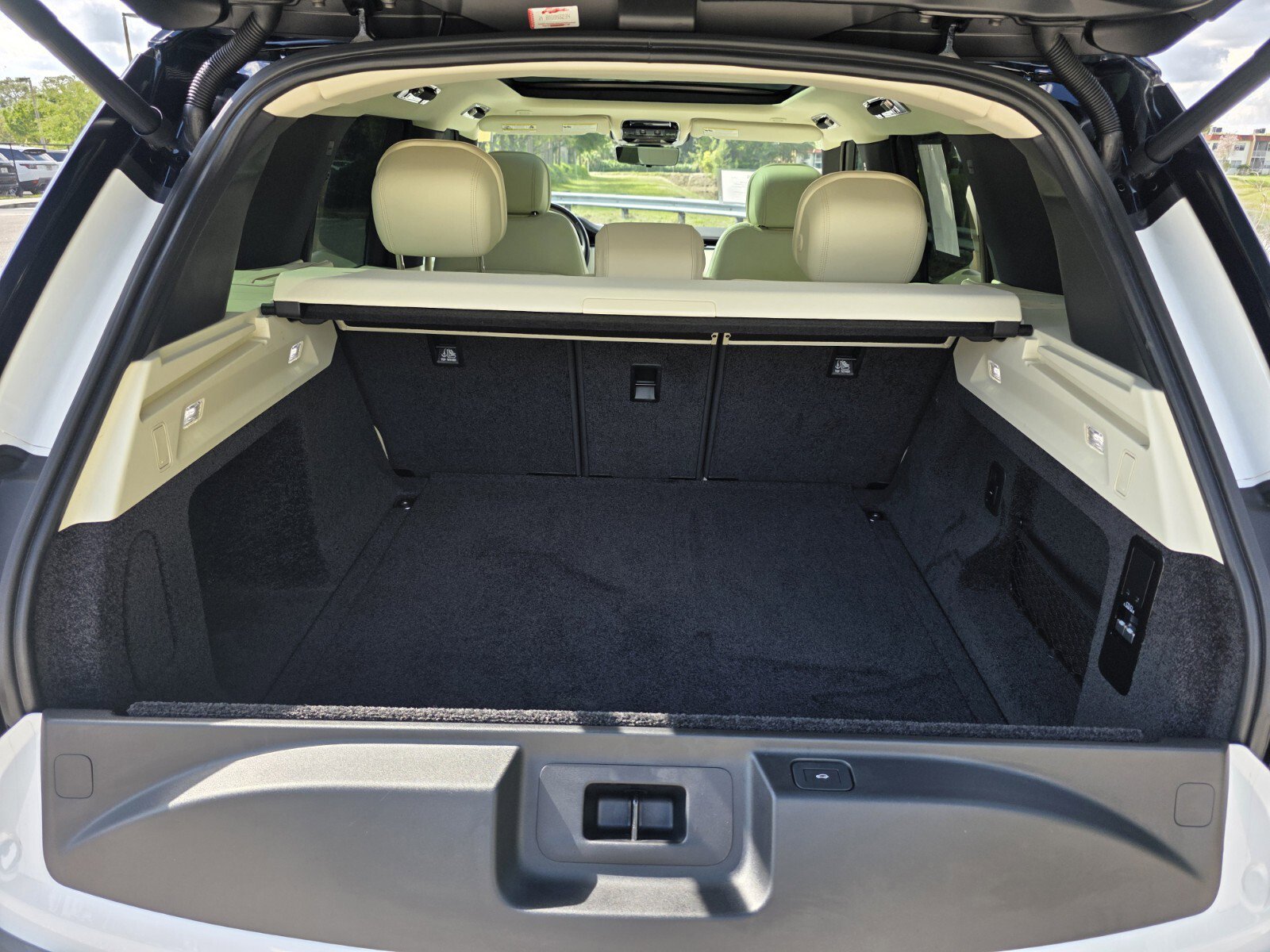 Certified 2024 Land Rover Range Rover SE image 17