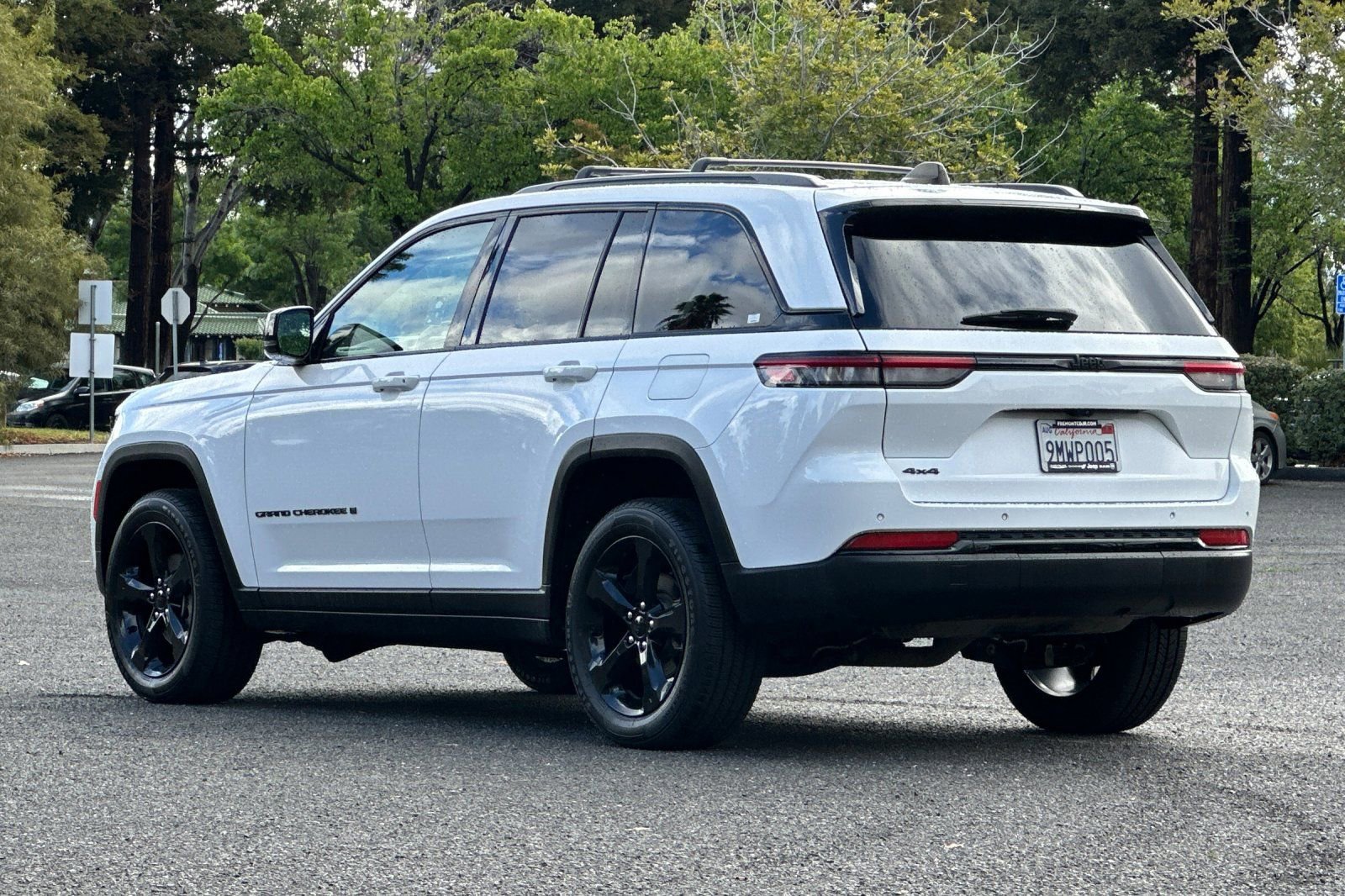 Used 2023 Jeep Grand Cherokee Altitude AWD/4WD image 5