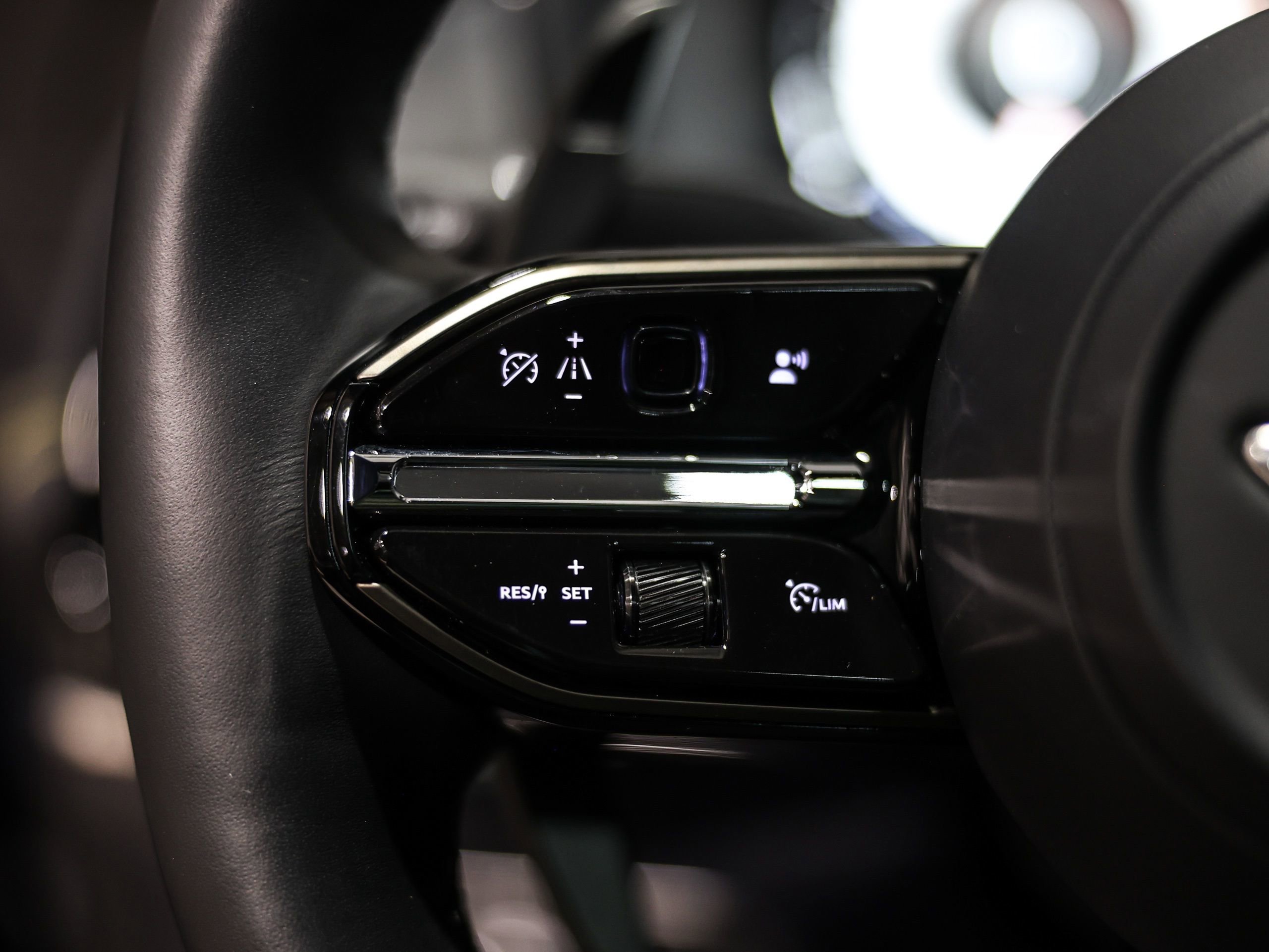 Used 2025 Aston Martin DBX 707 image 36