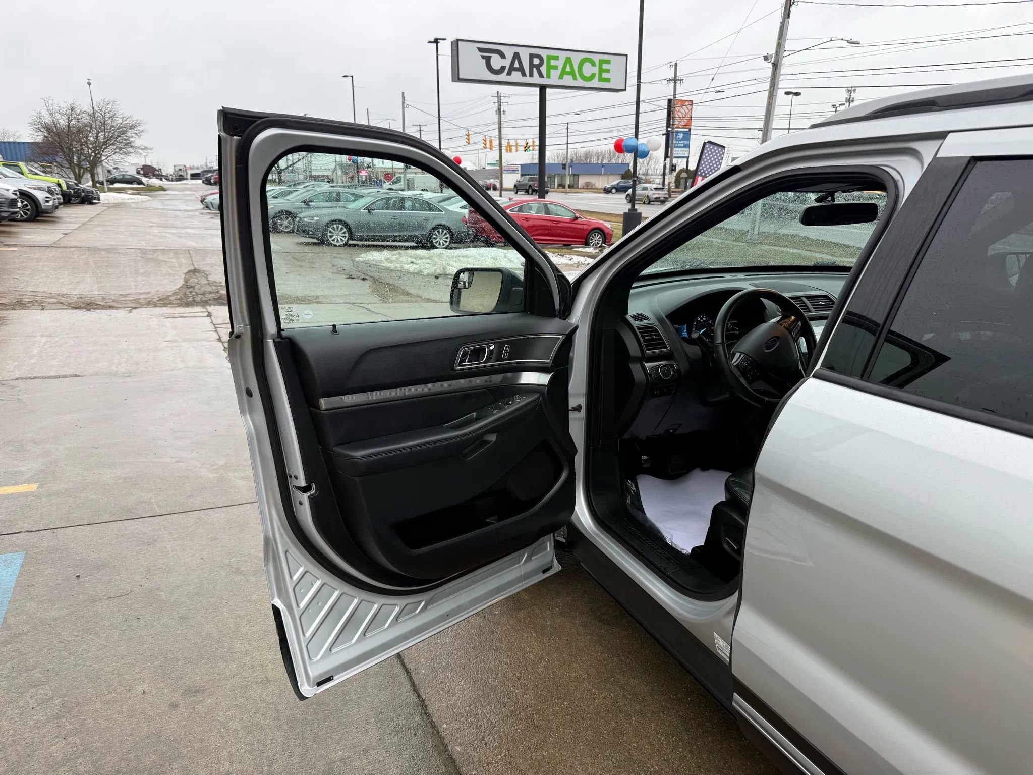 Used 2018 Ford Explorer XLT w/ Equipment Group 202A image 19