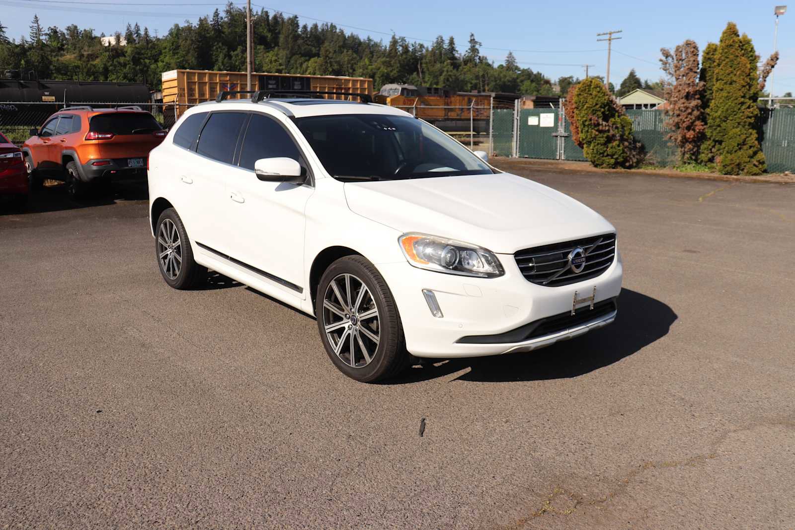 Used 2016 Volvo XC60 T5 Platinum w/ Climate Package AWD/4WD image 3
