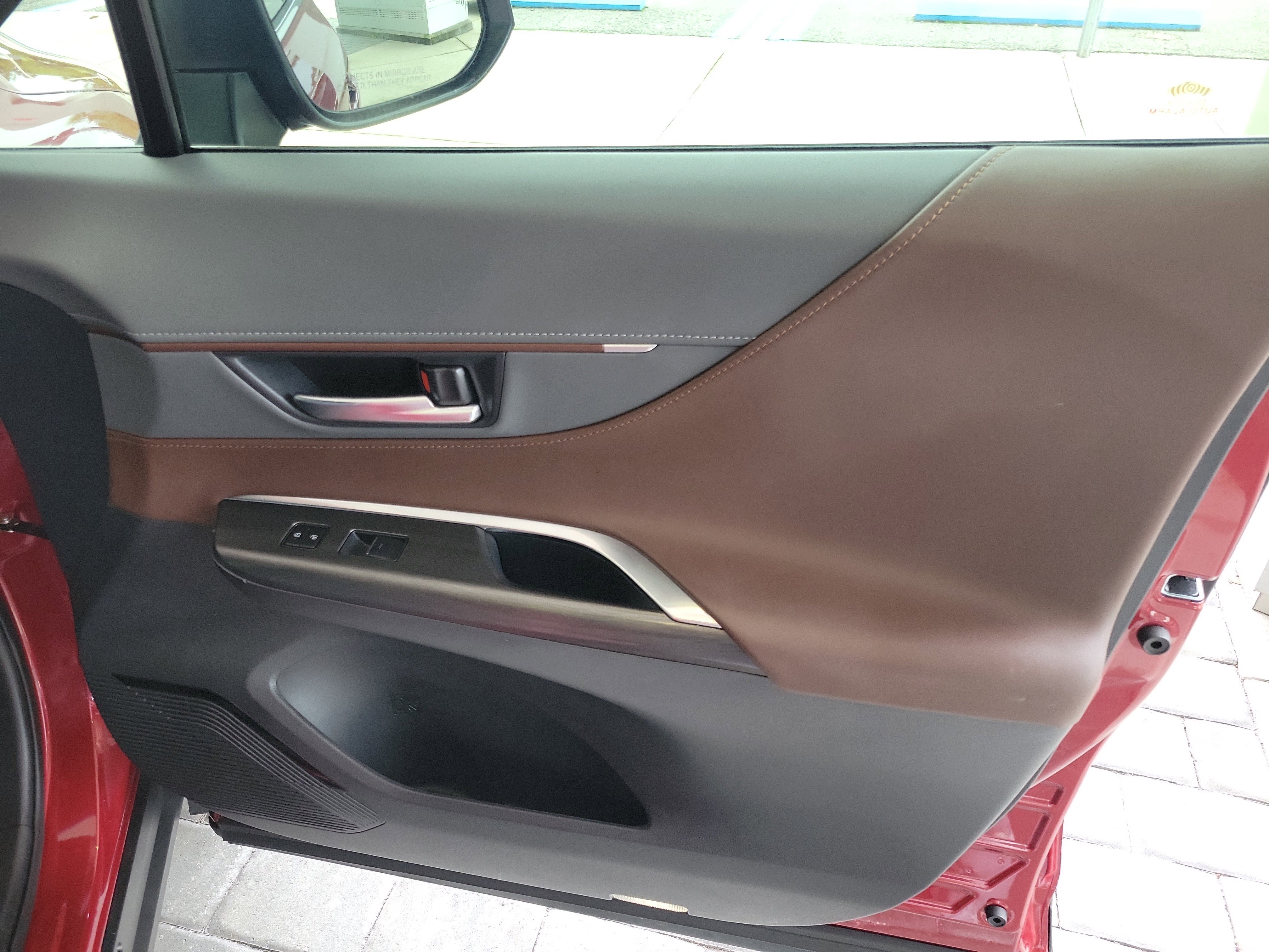 Certified 2021 Toyota Venza XLE image 28