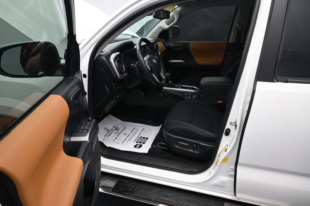 Used 2020 Toyota Tacoma SR5 AWD/4WD image 15