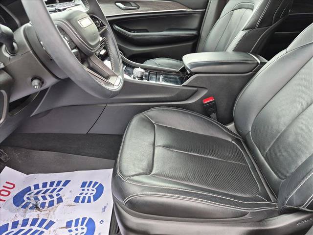 Used 2023 Jeep Grand Cherokee Overland AWD/4WD image 16