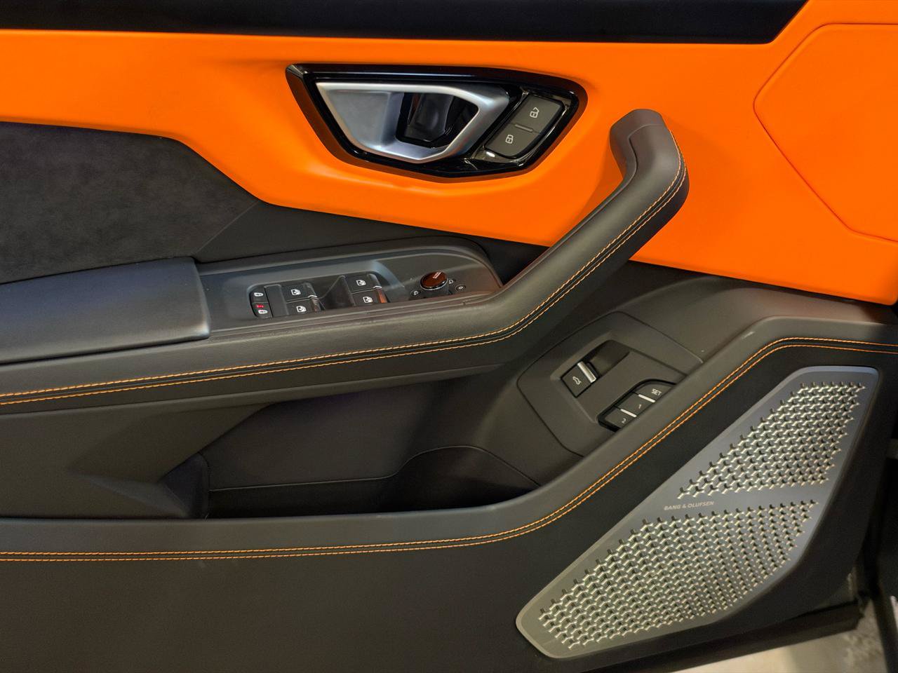 Used 2024 Lamborghini Urus S AWD/4WD image 17