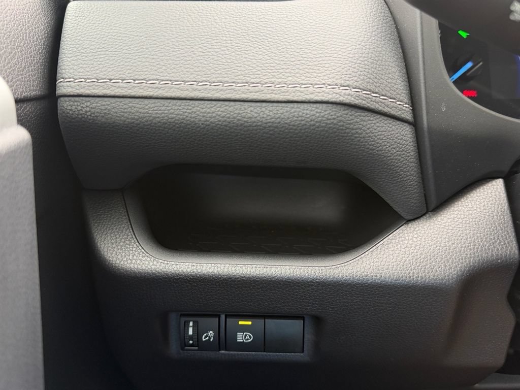 Used 2025 Toyota RAV4 XLE AWD/4WD image 20