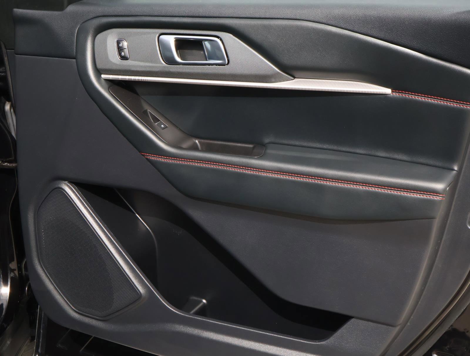 Used 2025 Ford Explorer ST-Line image 18