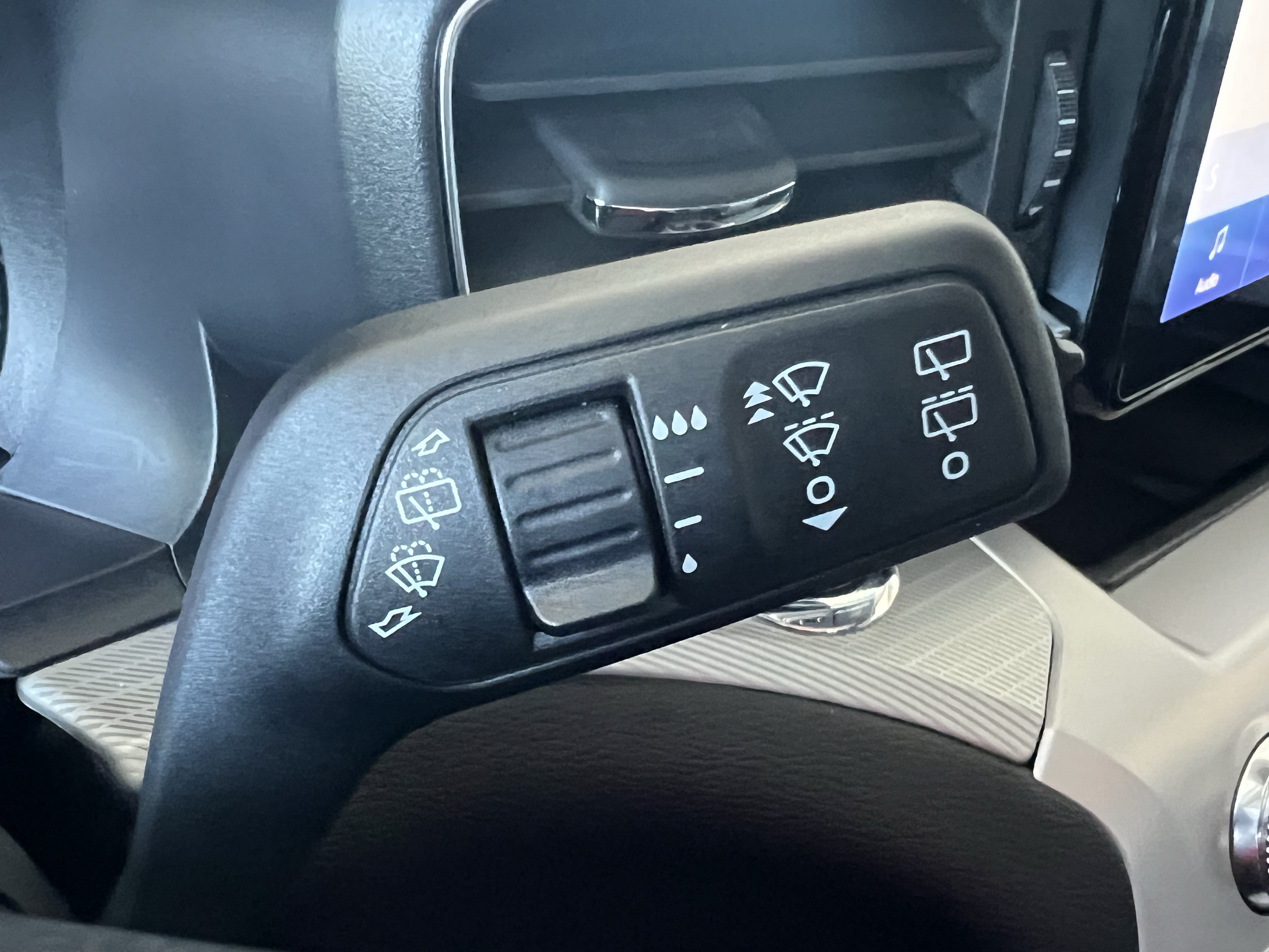 Used 2023 Ford Explorer XLT w/ Equipment Group 202A AWD/4WD image 35