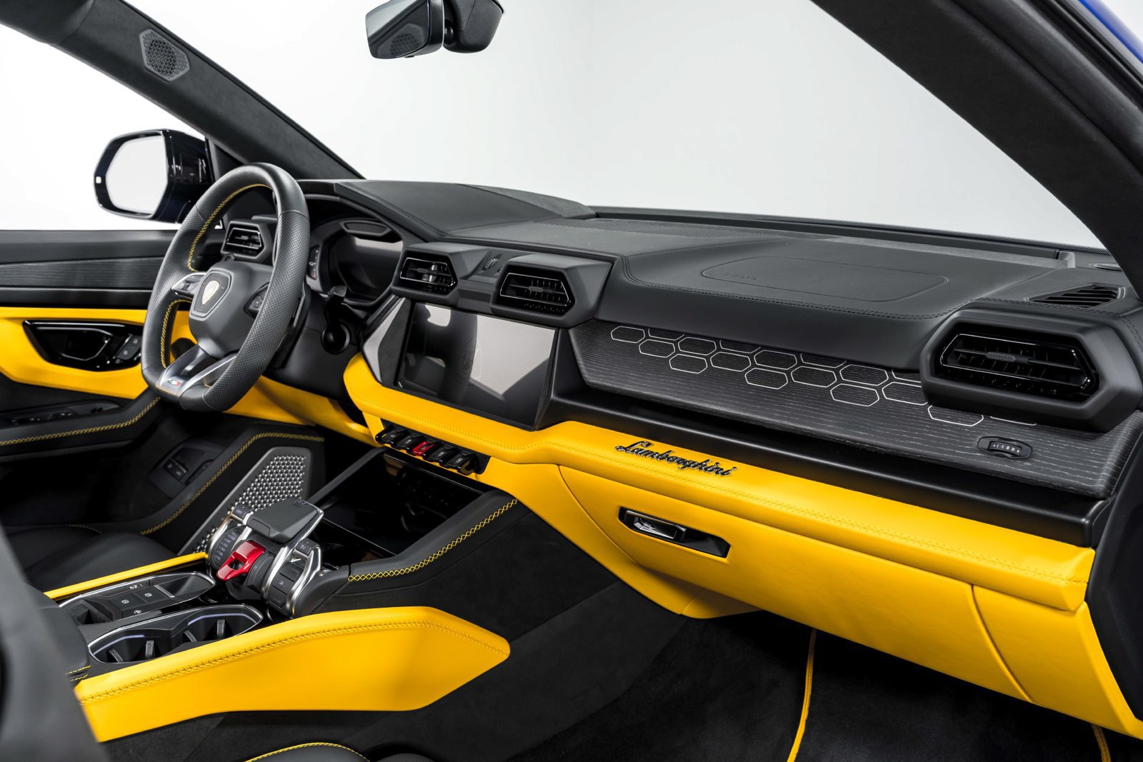 Used 2025 Lamborghini Urus SE AWD/4WD image 38