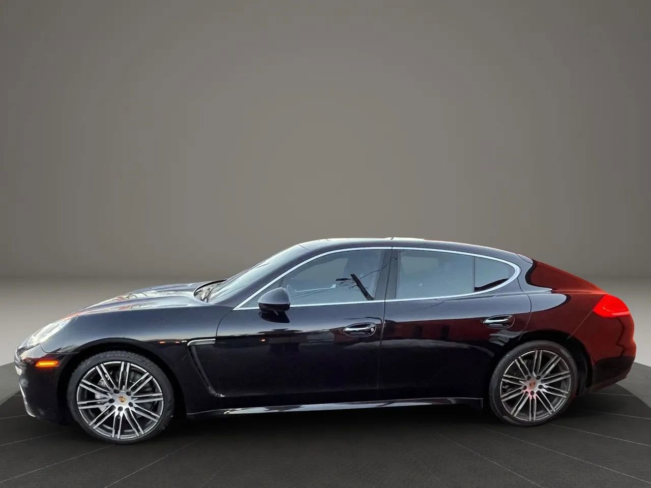 Used 2016 Porsche Panamera 4S image 3