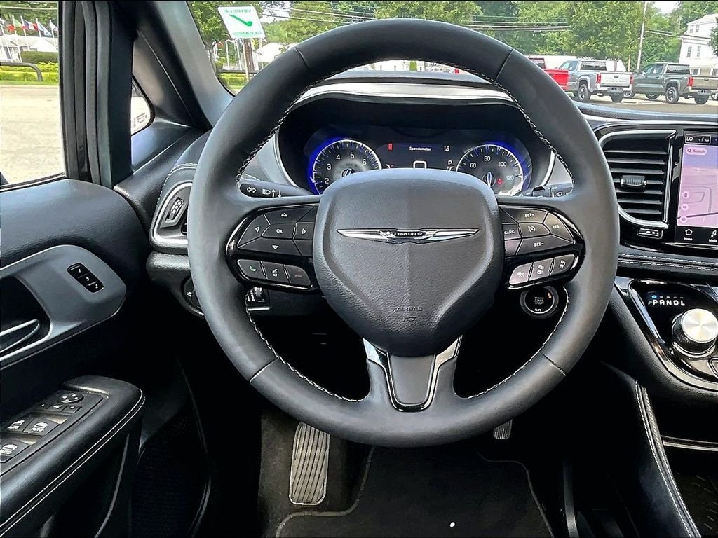 Used 2025 Chrysler Pacifica Limited FWD image 18