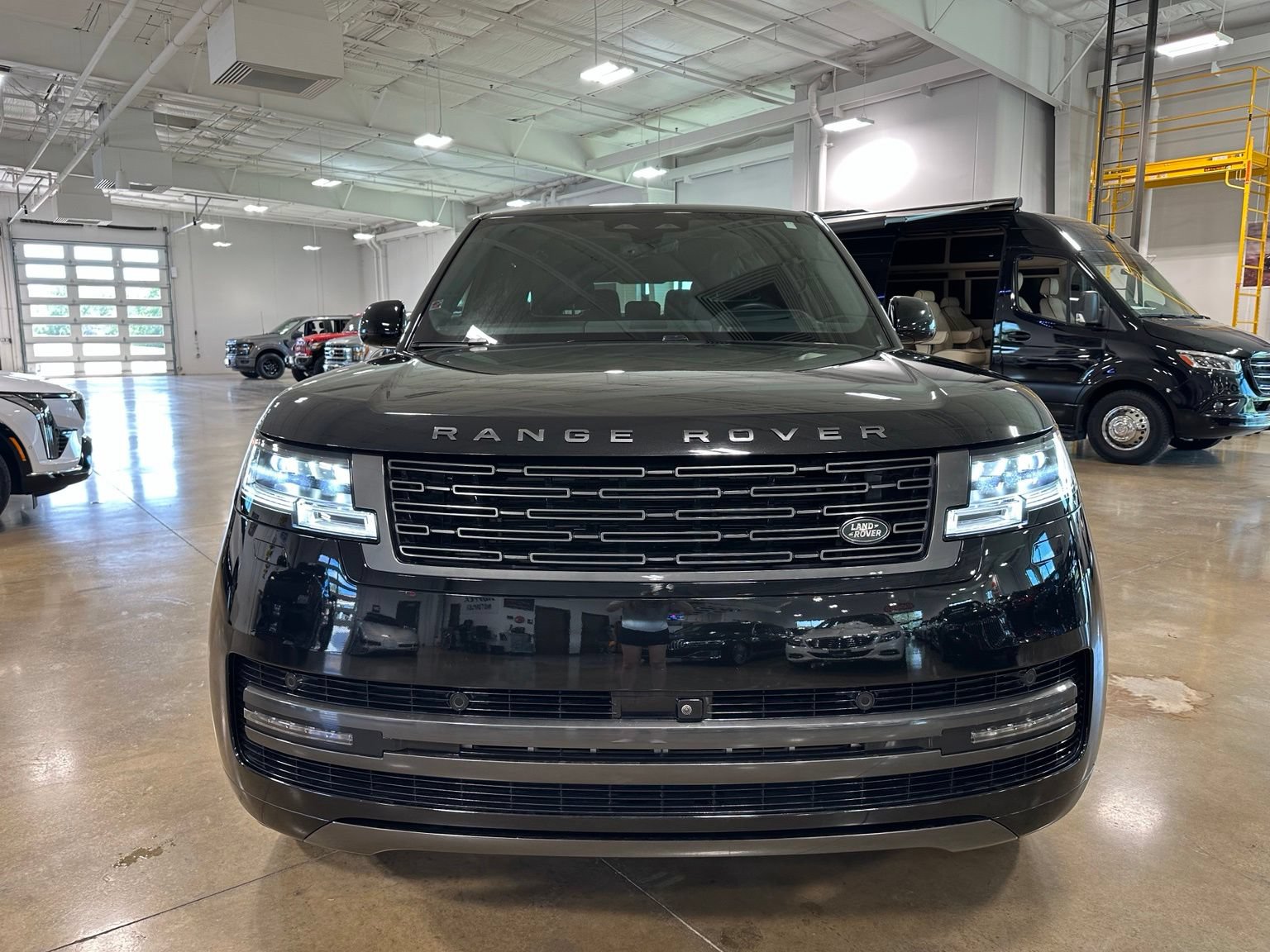 Used 2024 Land Rover Range Rover Long Wheelbase SE AWD/4WD image 2
