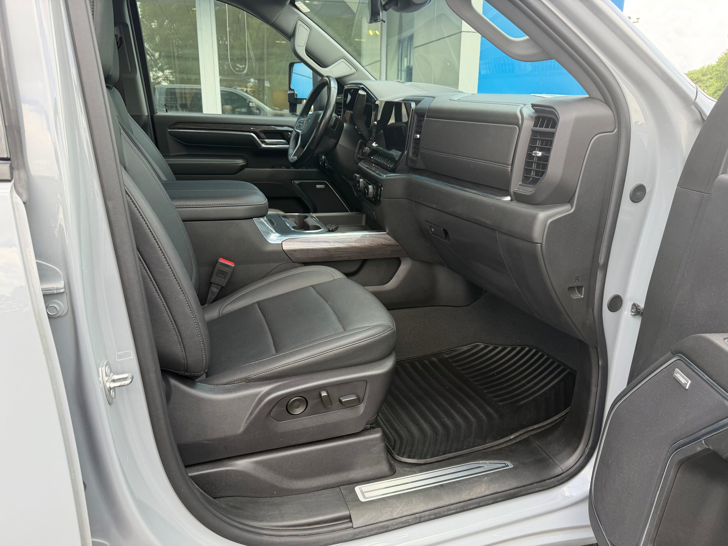 Used 2024 Chevrolet Silverado 3500 LTZ w/ LTZ Plus Package AWD/4WD image 5