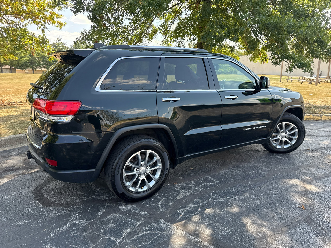 Used 2014 Jeep Grand Cherokee Limited w/ Luxury Group II image 2