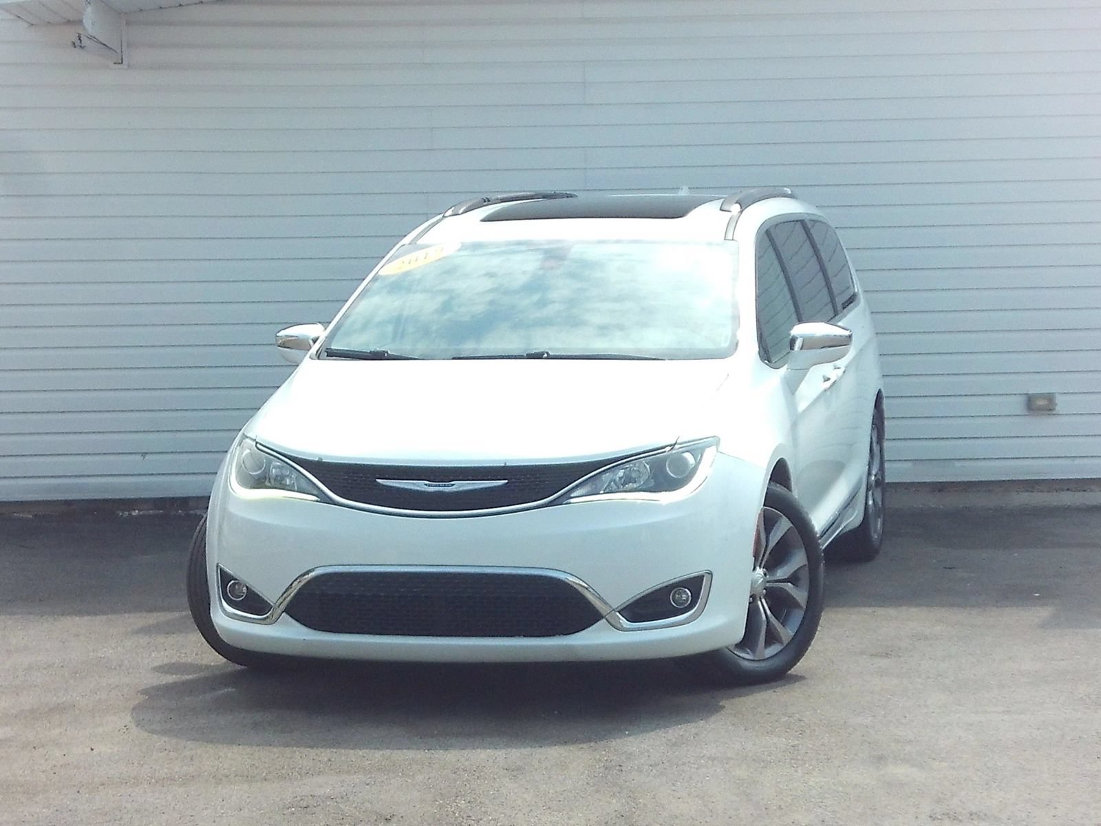 Used 2019 Chrysler Pacifica Limited w/ Tire & Wheel Group FWD image 11