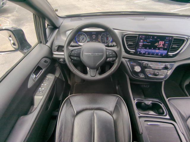 Used 2025 Chrysler Pacifica Limited FWD image 19