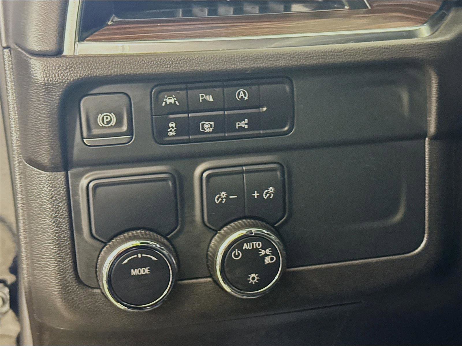 Used 2025 Chevrolet Suburban LS RWD image 7