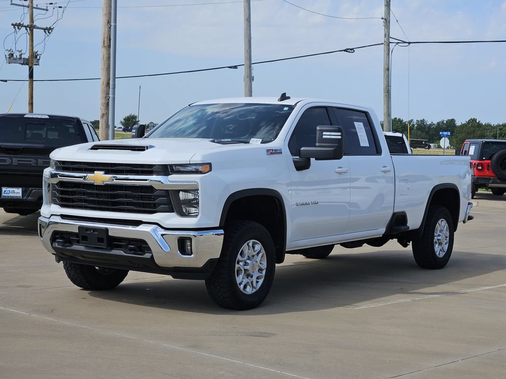 Used 2024 Chevrolet Silverado 2500 LT AWD/4WD image 3