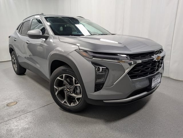 New 2026 Chevrolet Trax LT w/ Sunroof Package FWD image 2