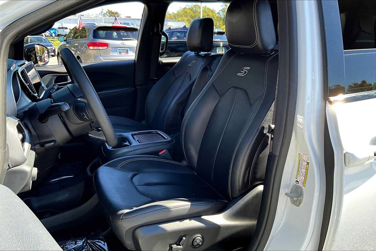 Used 2024 Chrysler Pacifica Limited FWD image 8
