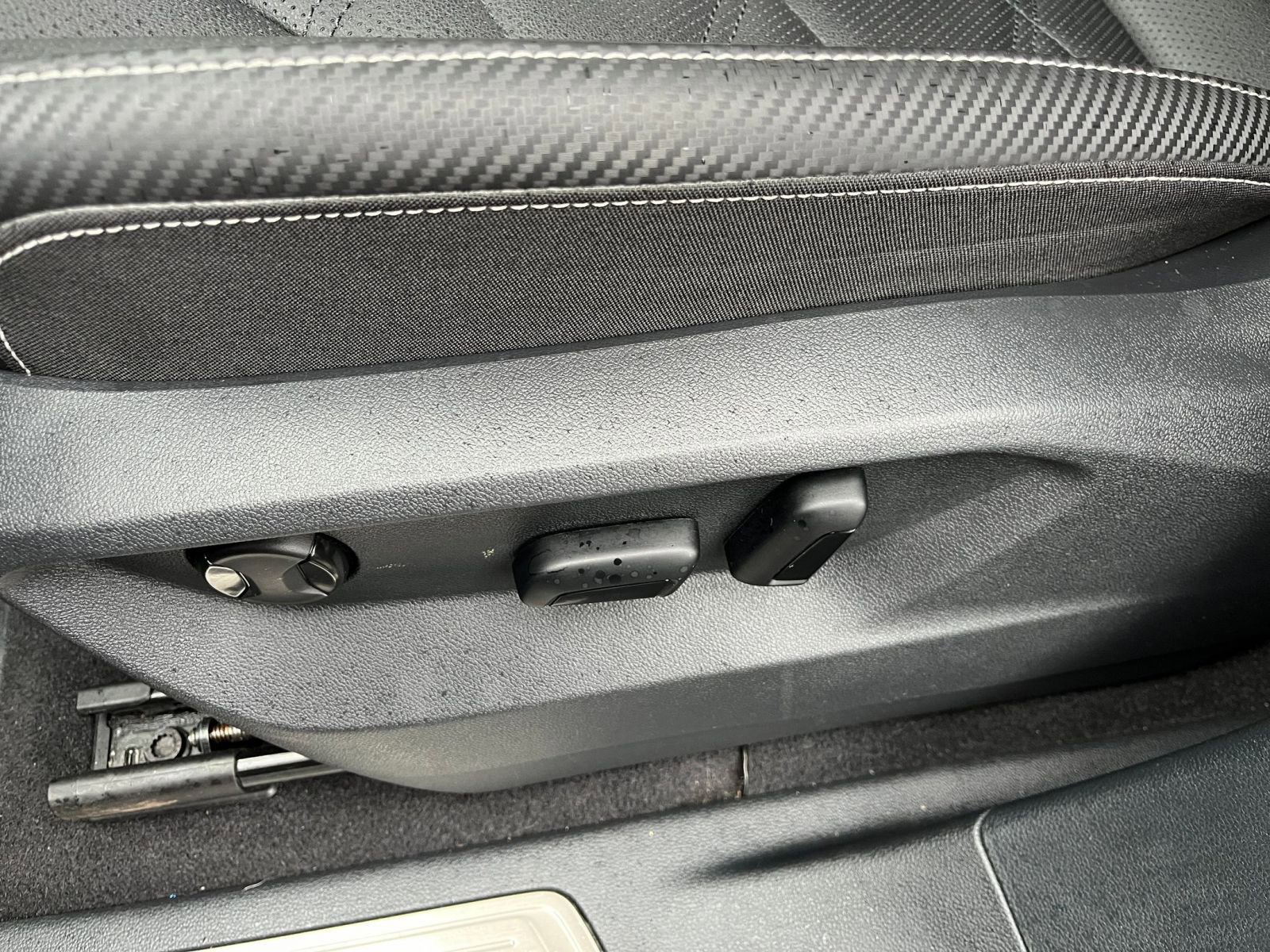 Used 2025 Volkswagen Atlas Cross Sport SE image 23