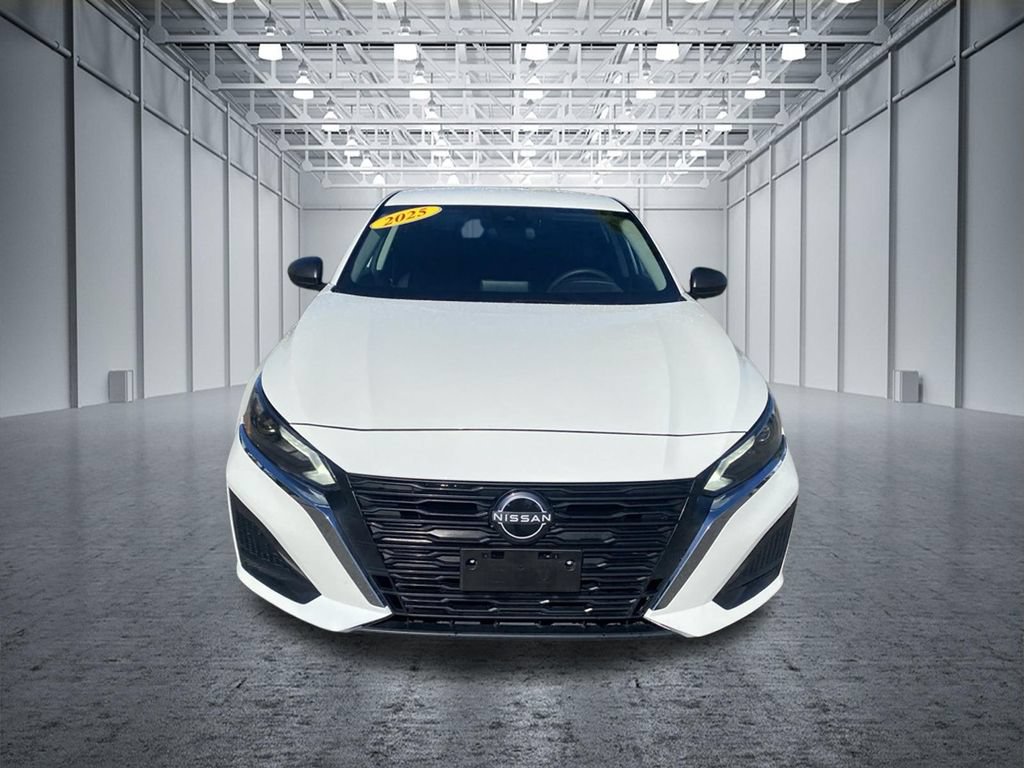 Used 2025 Nissan Altima 2.5 SV FWD image 3
